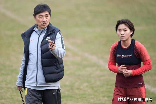 意甲-阿兹蒙帕雷德斯破门 罗马3-0弗罗西诺内